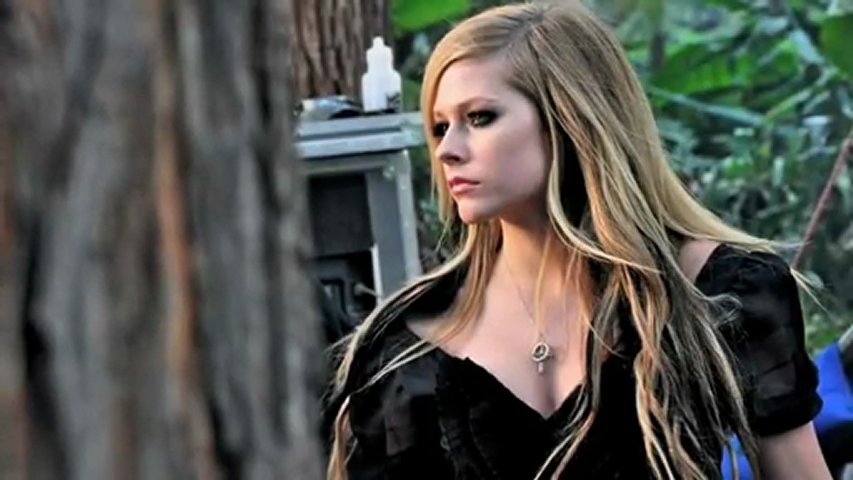 Avril Lavigne lança clipe de música tema de Alice