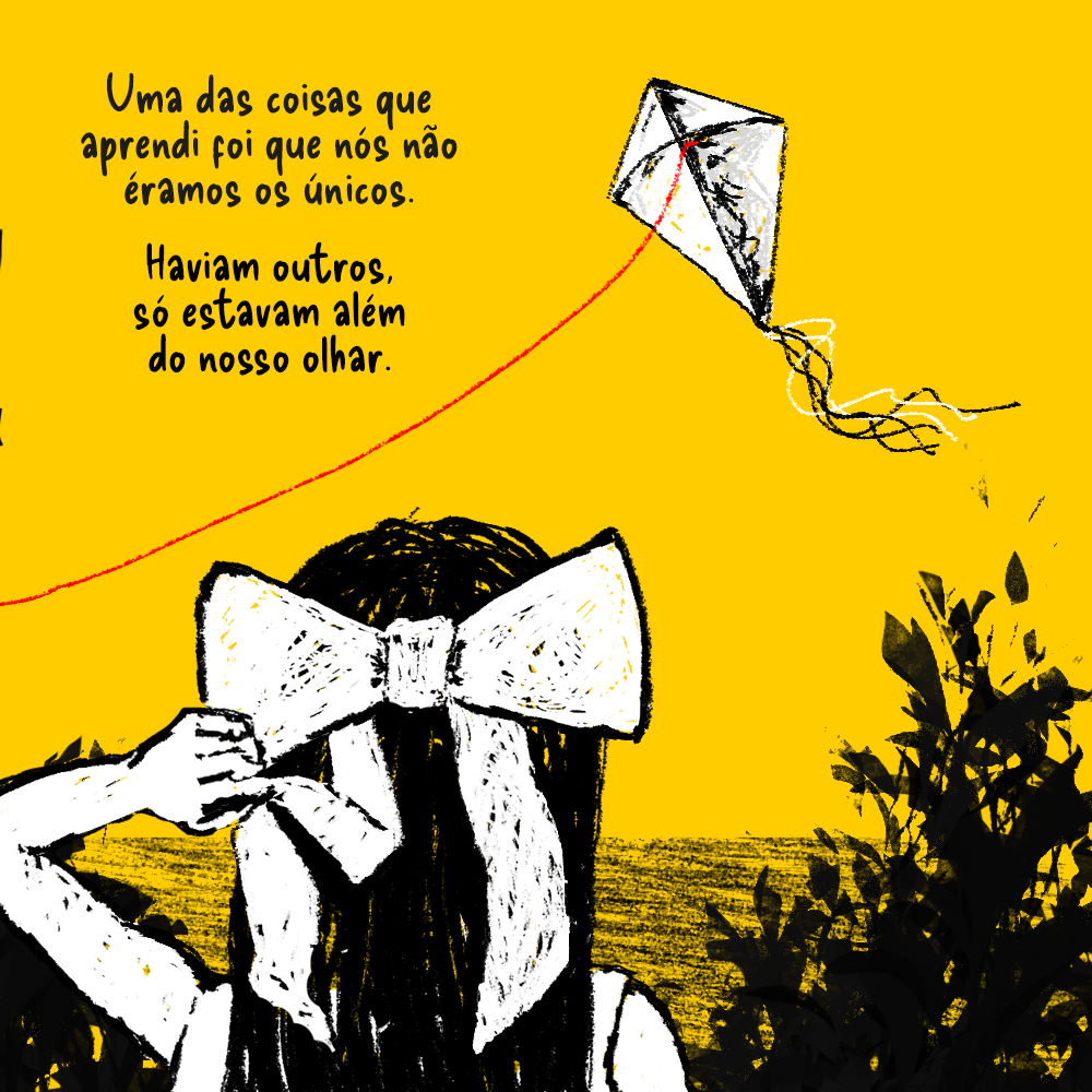 A garotinha, com um dos braços levantados, segura uma das pontas do laço, com a intenção de desmanchá-lo. Ela, atrás de uma moita, observa uma enorme pipa flutuando no céu, conectada à um fio vermelho. Texto: Fui criado sozinho por mamãe em um longo verão de descobertas e aprendizados. Haviam outros,  só estavam além  do nosso olhar.